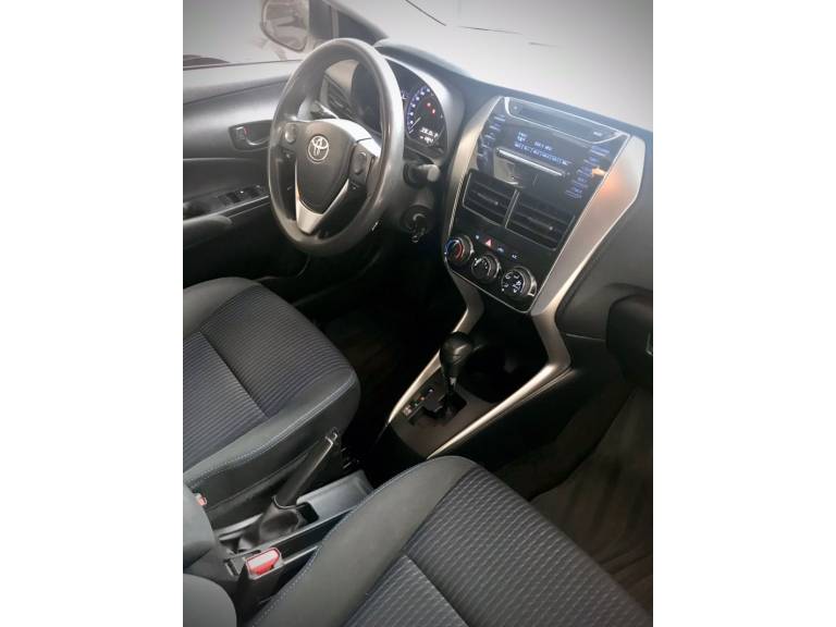 TOYOTA - YARIS - 2021/2021 - Branca - R$ 82.900,00