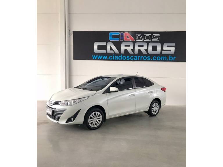 TOYOTA - YARIS - 2021/2021 - Branca - R$ 82.900,00