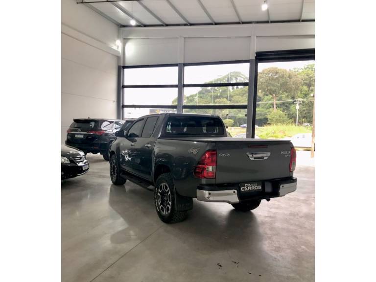 TOYOTA - HILUX - 2021/2021 - Cinza - R$ 219.900,00