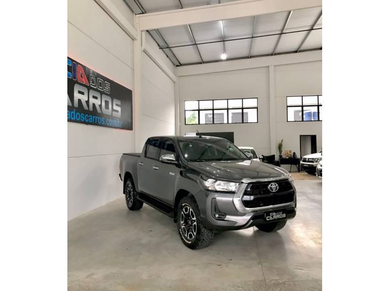 TOYOTA - HILUX - 2021/2021 - Cinza - R$ 219.900,00