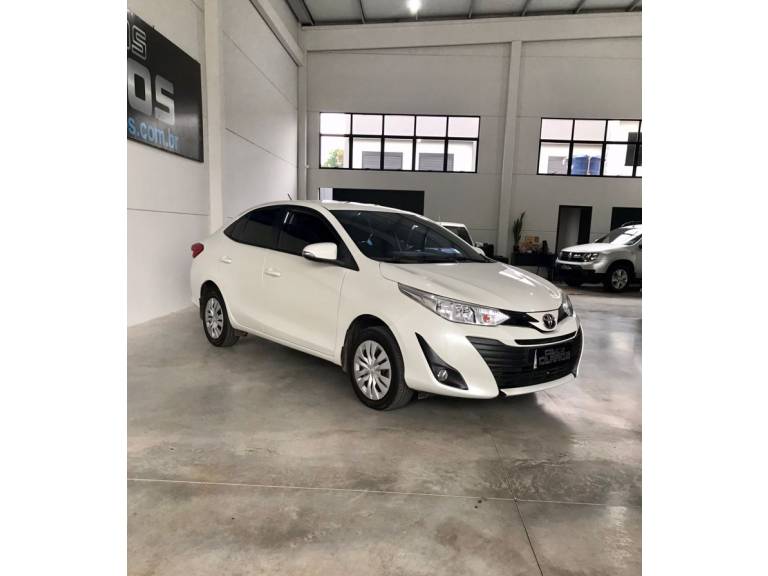 TOYOTA - YARIS - 2021/2021 - Branca - R$ 82.900,00
