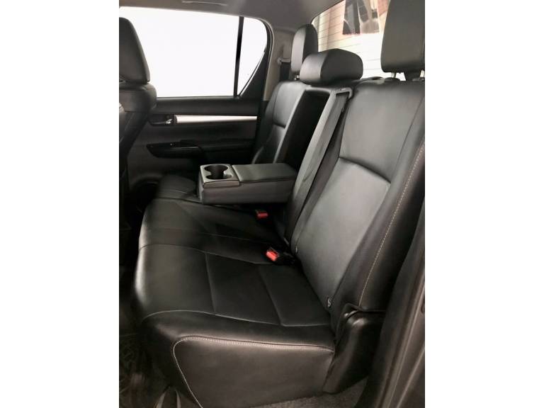 TOYOTA - HILUX - 2021/2021 - Cinza - R$ 219.900,00