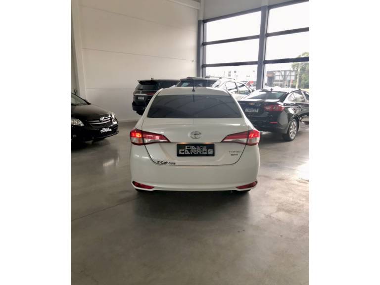 TOYOTA - YARIS - 2021/2021 - Branca - R$ 82.900,00