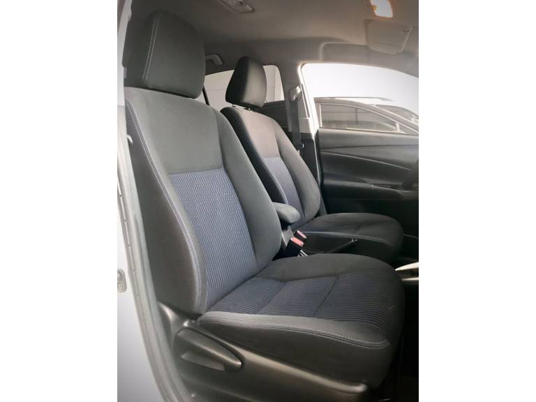 TOYOTA - YARIS - 2021/2021 - Branca - R$ 82.900,00
