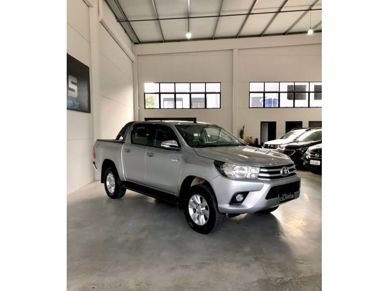 TOYOTA - HILUX - 2017/2017 - Cinza - R$ 174.900,00