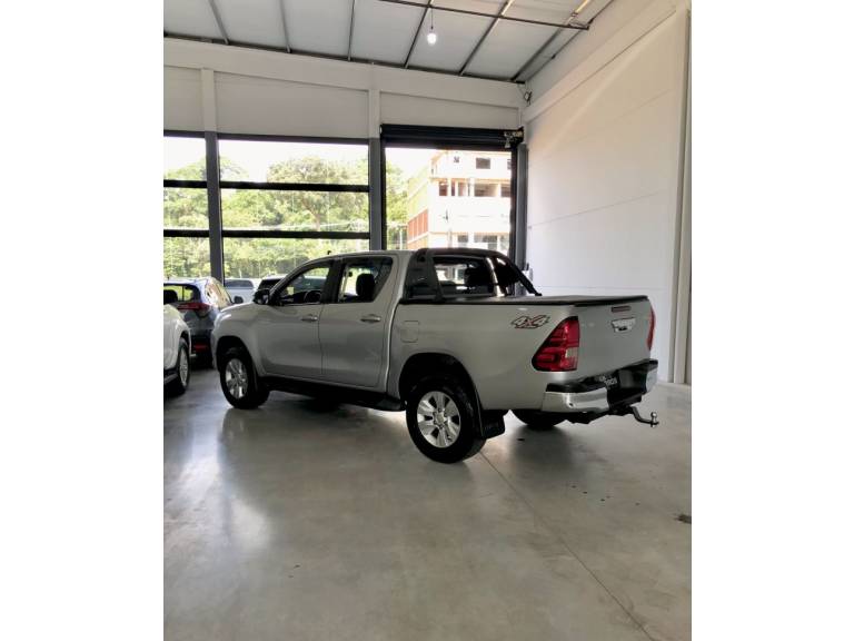 TOYOTA - HILUX - 2017/2017 - Cinza - R$ 174.900,00