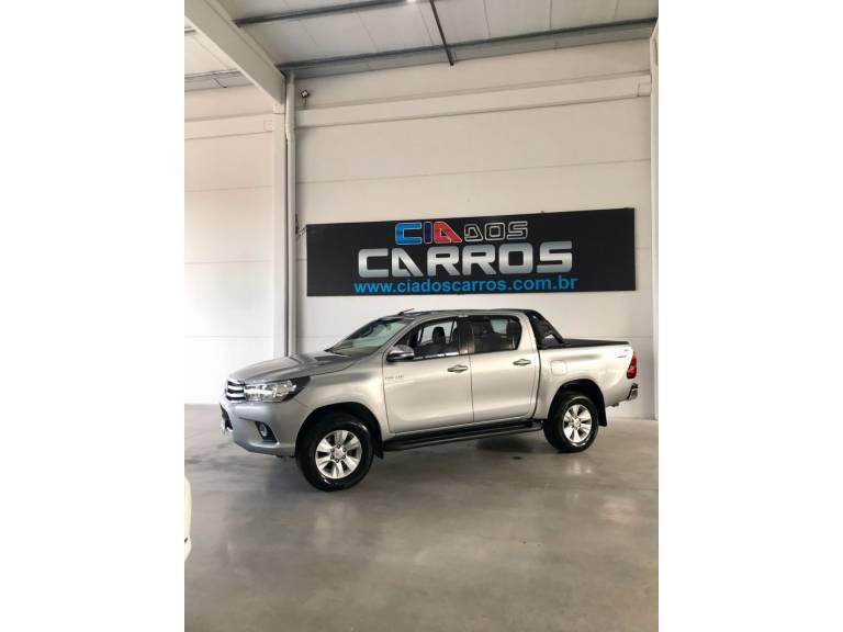 TOYOTA - HILUX - 2017/2017 - Cinza - R$ 174.900,00