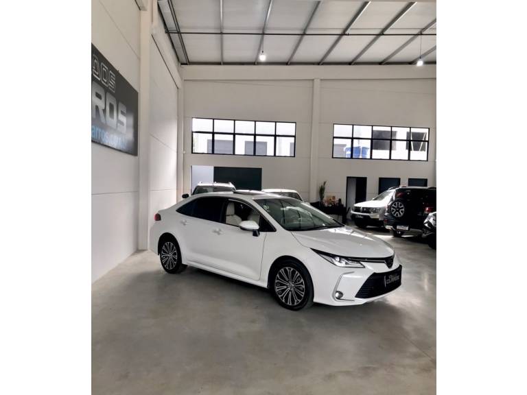TOYOTA - COROLLA - 2022/2022 - Branca - R$ 144.900,00